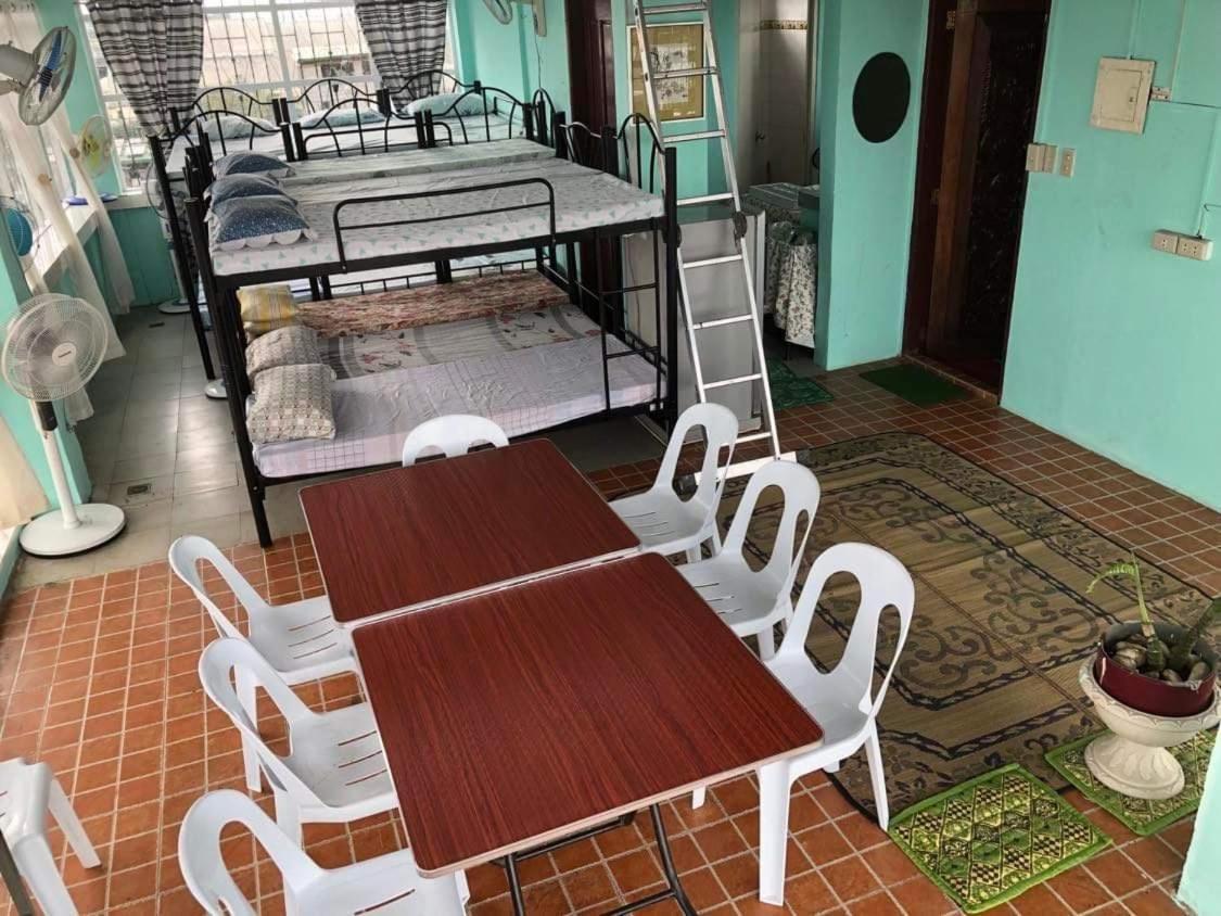 The Mansion - Backpackers Near Airport Lägenhet Manila Exteriör bild